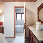 5 Bedroom Stunning In Hébergement de vacances Rochehaut